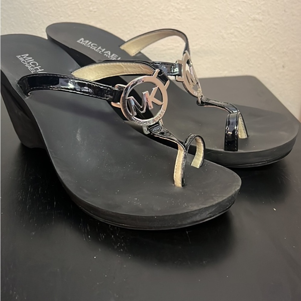 New never worn MK wedges